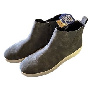 Toms NWT gray suede “Jamie” side zip sneakers